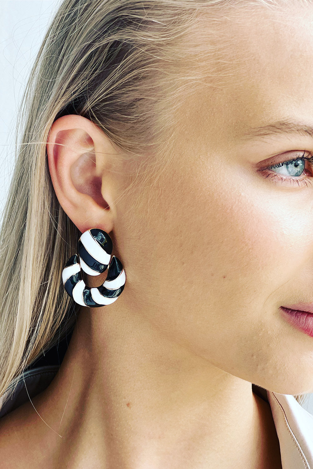 THE RACING STRIPE EARRING - BLACK