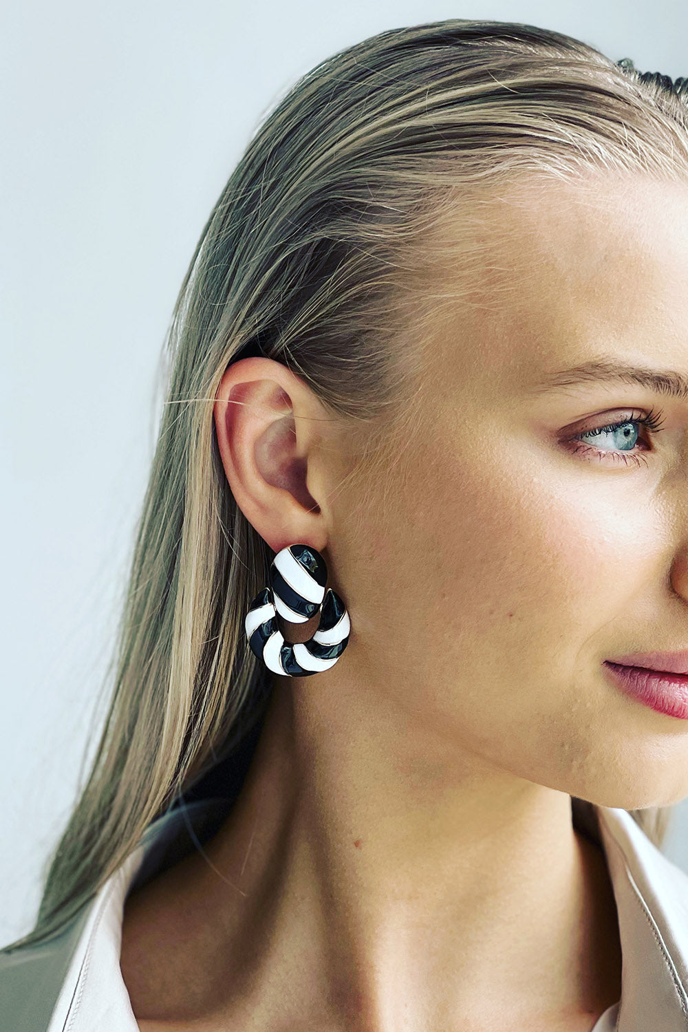 THE RACING STRIPE EARRING - BLACK