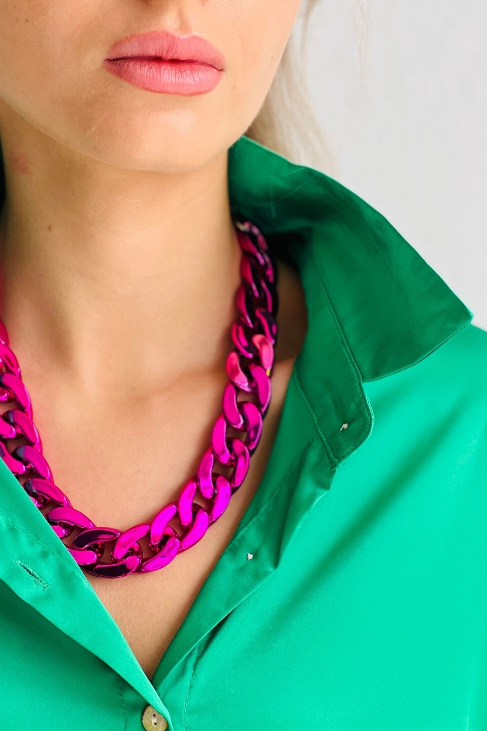 the MET CHAIN NECKLACE - Metallic Fuschia